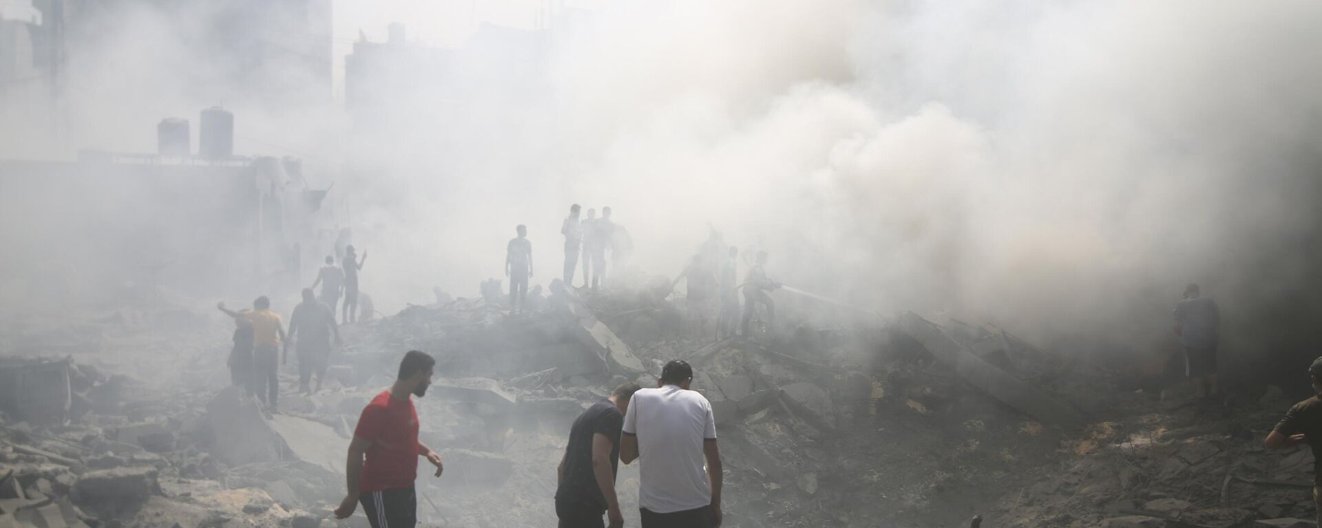 Palestinians look for survivors after an Israeli airstrike in Rafah refugee camp, southern Gaza Strip, Thursday, Oct. 12, 2023. - Sputnik India, 1920, 13.10.2023