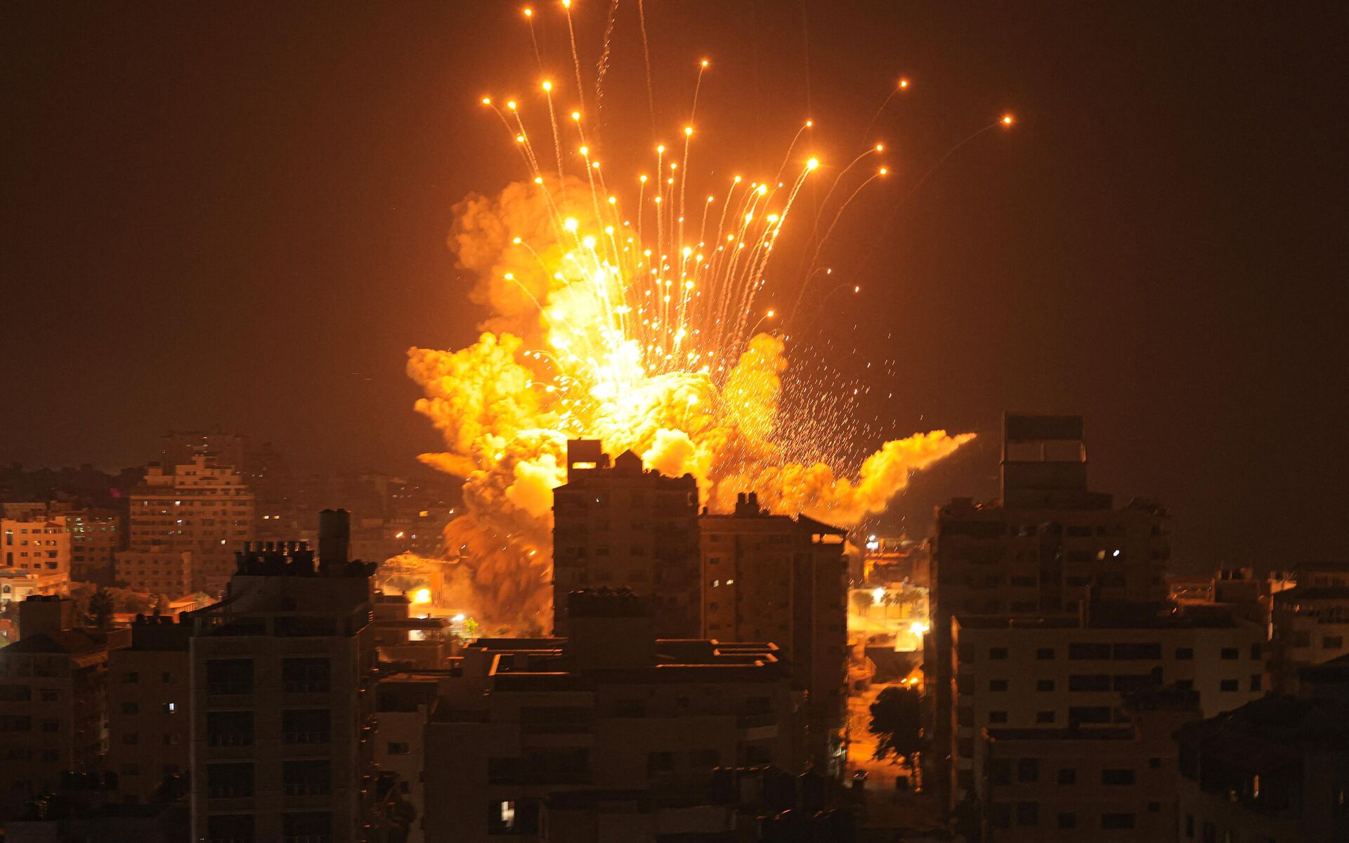 A missile explodes in Gaza City during an Israeli air strike on October 8, 2023 - Sputnik India, 1920, 13.10.2023