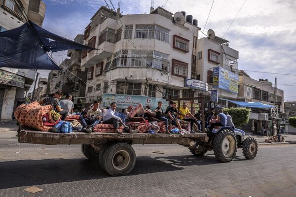 Palestinians flee to safer areas in Gaza City after Israeli air strikes, on 13 October 2023. (MOHAMMED ABED / AFP) - Sputnik India