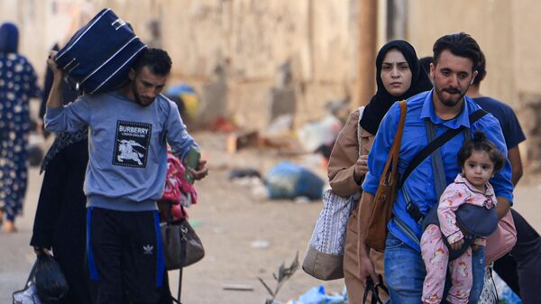 Палестинцы со своим имуществом бегут из  домов после израильских авиаударов по городу Газа, Палестина - Sputnik भारत