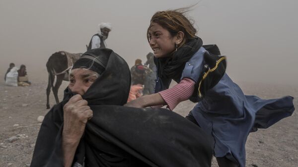 Афганская девочка и женщина плачут во время сильной песчаной бури после землетрясения в провинции Герат на западе Афганистана - Sputnik India