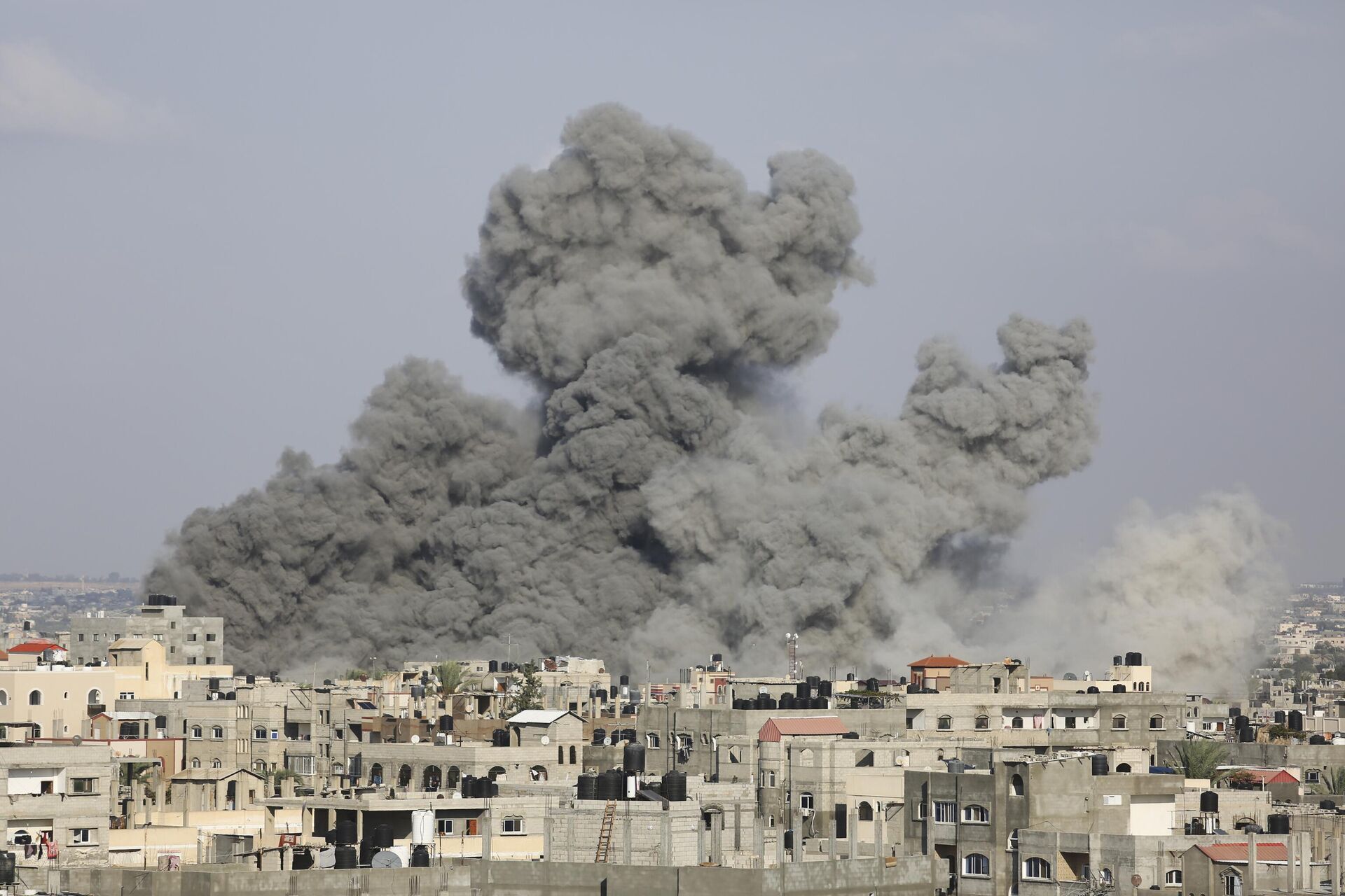 Smoke rises following Israeli airstrikes in Rafah, southern Gaza Strip  - Sputnik India, 1920, 16.10.2023