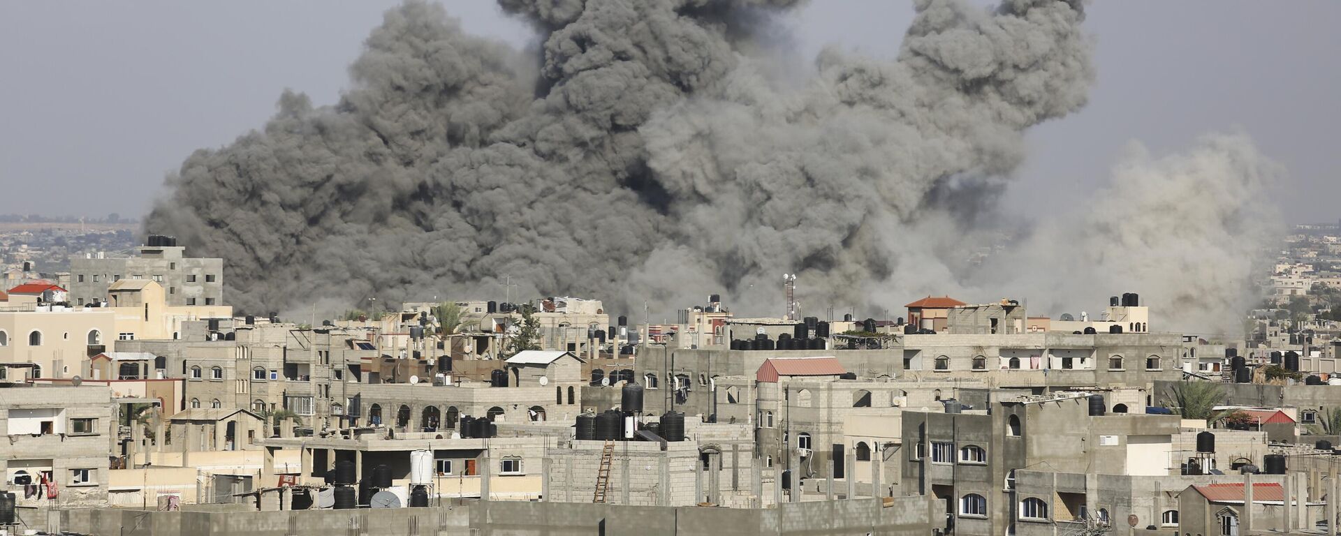 Smoke rises following Israeli airstrikes in Rafah, southern Gaza Strip  - Sputnik भारत, 1920, 16.10.2023