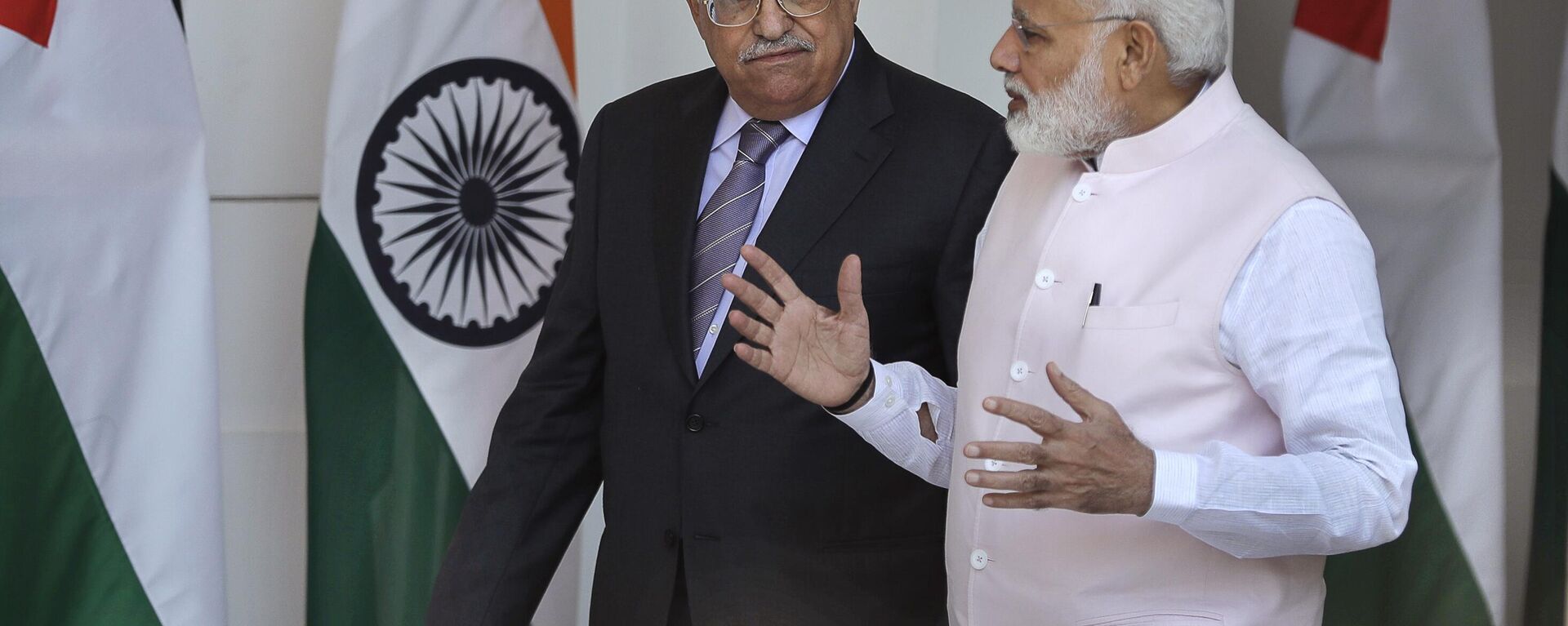 Indian Prime Minister Narendra Modi, right, talks with Palestinian President Mahmoud Abbas - Sputnik India, 1920, 13.10.2023