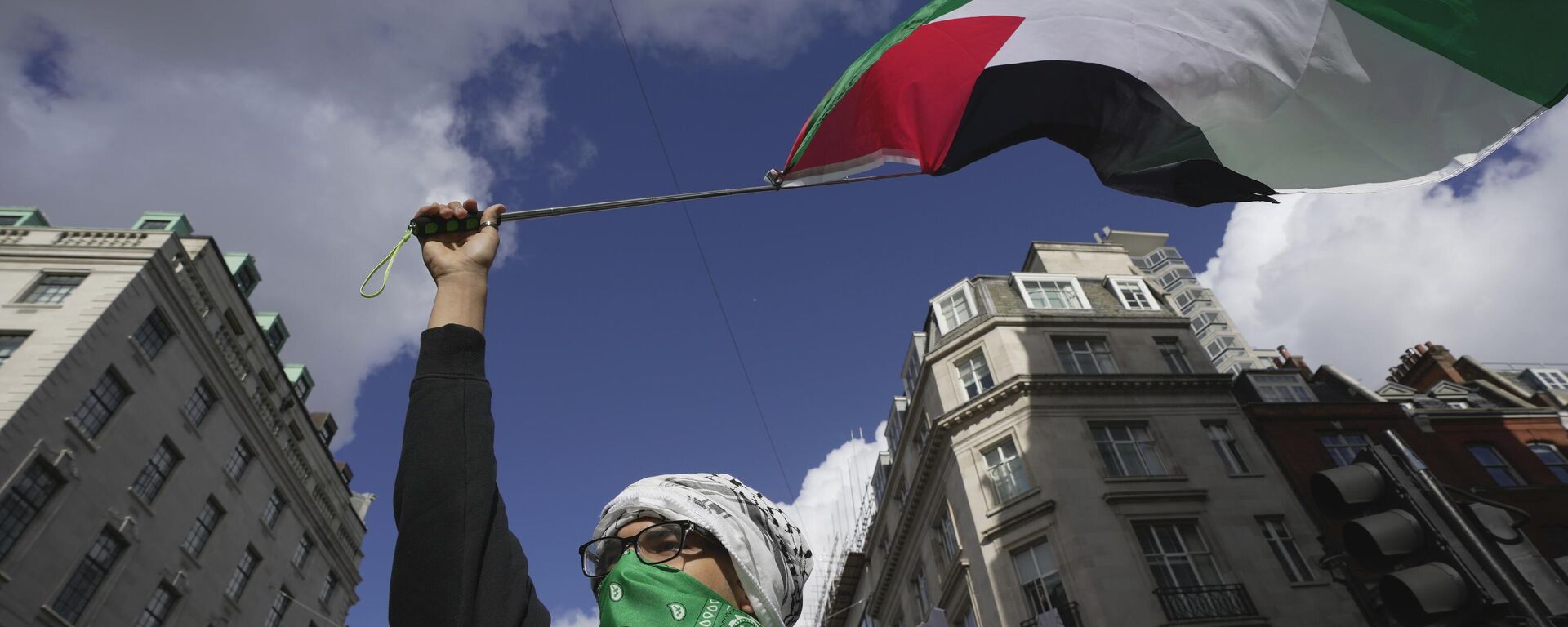 A man waves a Palestinian flag during a pro Palestinian demonstration in London, Saturday, Oct. 14, 2023, in support of Palestinians caught up in the war between Israel and Hamas. - Sputnik India, 1920, 14.10.2023