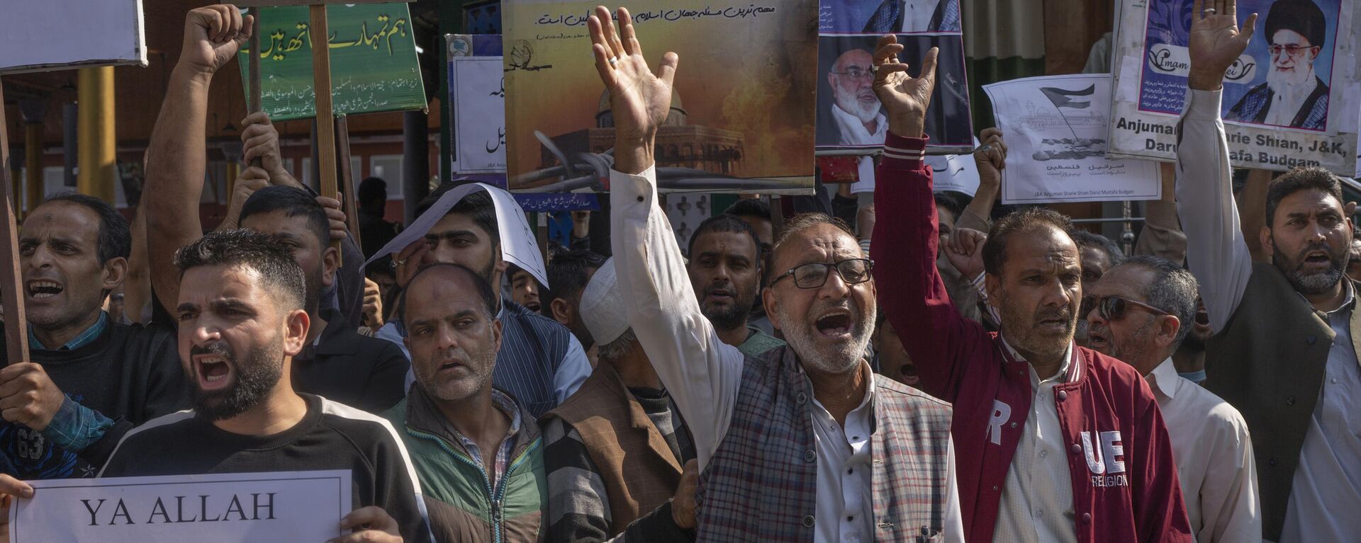 Kashmiri Shiite Muslims shout slogans against Israel and the U.S. during a protest against Israel's military operations in Gaza, in Budgham, northeast of Srinagar, Indian controlled Kashmir, Friday, Oct. 13, 2023. - Sputnik India, 1920, 14.10.2023