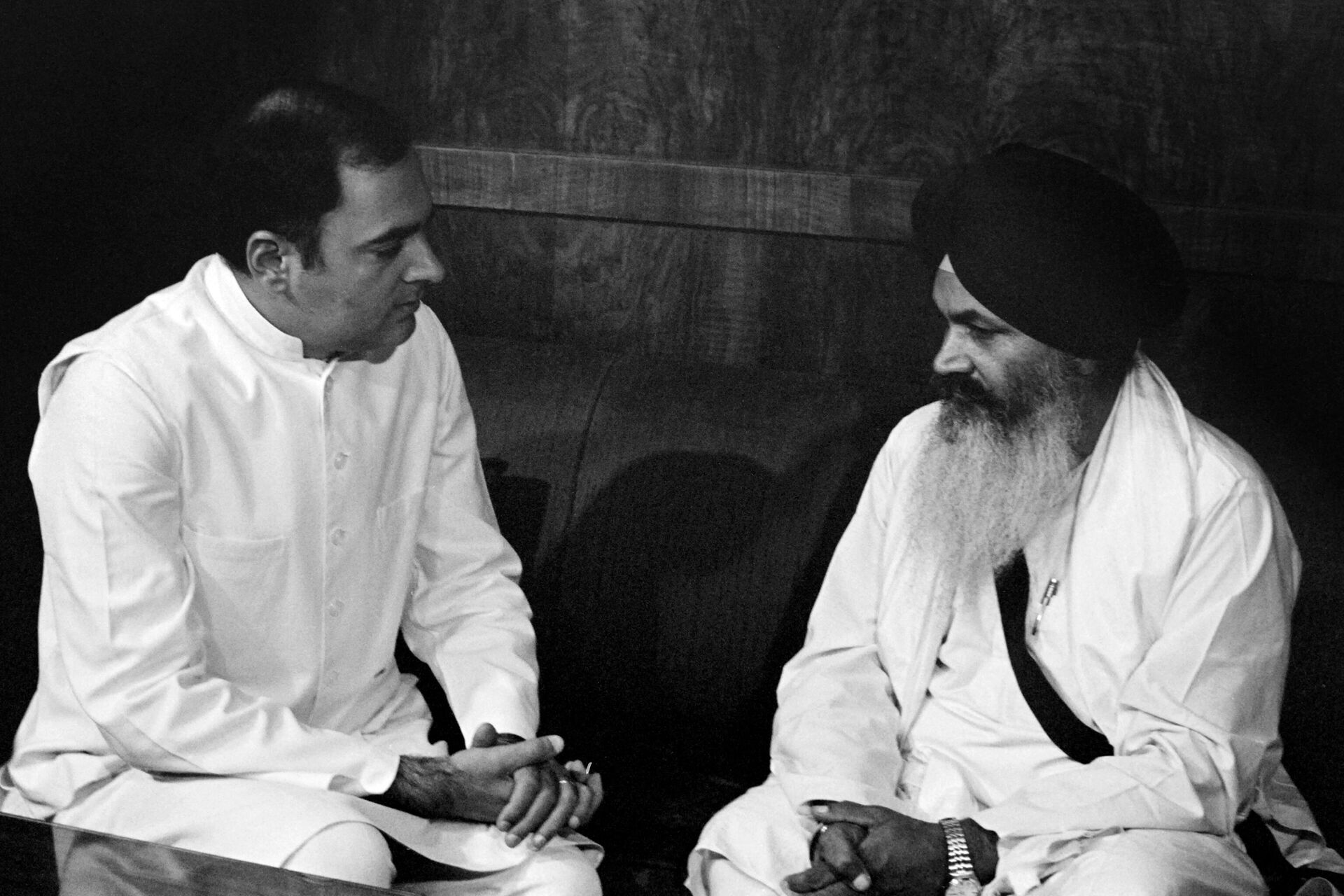 Picture taken on July 23, 1985 at New Delhi showing India Prime Minister Rajiv Gandhi and Sikh leader Singh Longowal during their meeting aimded at finding an issue to Penjab crise. - Sputnik India, 1920, 14.10.2023