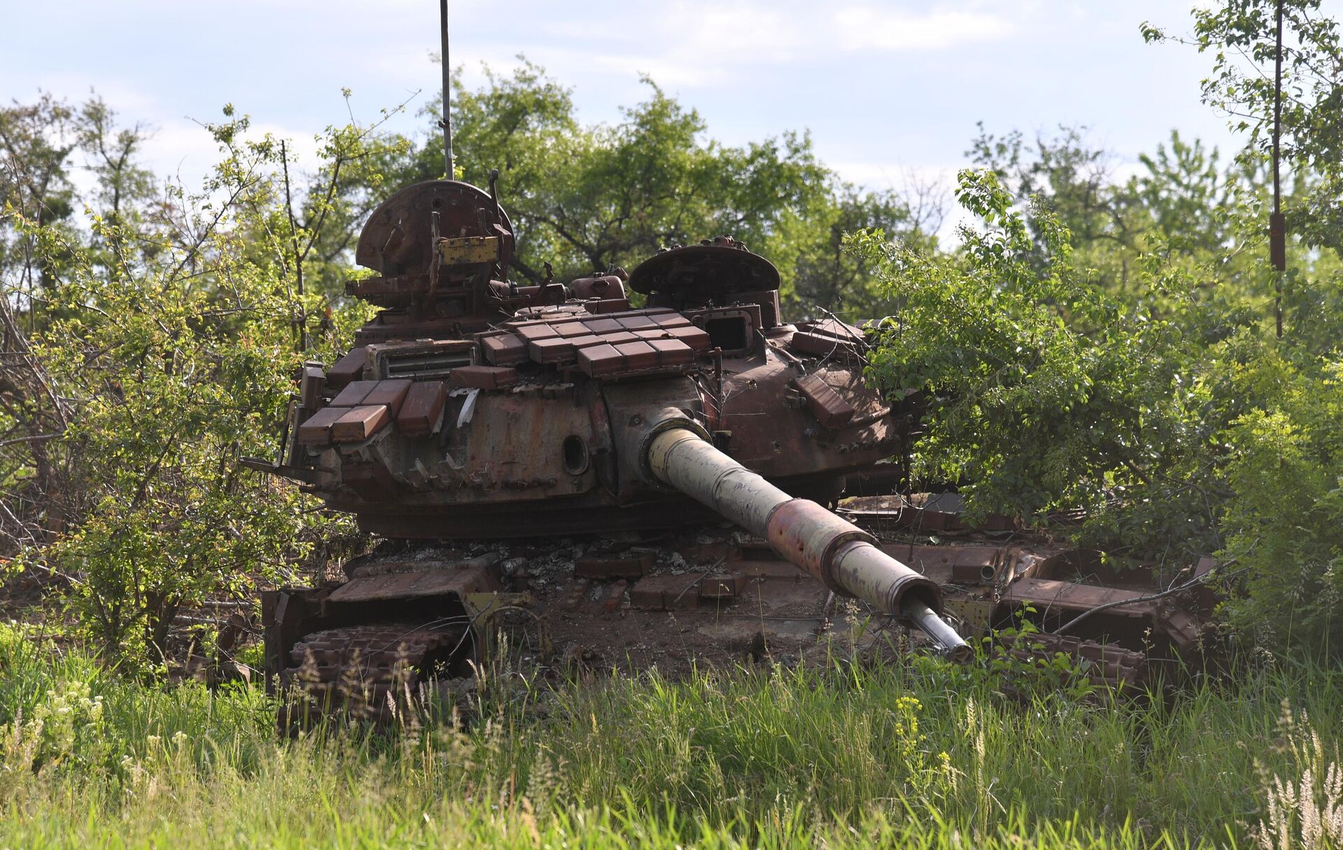 A destroyed tank of Ukraine's Armed Forces. - Sputnik भारत, 1920, 16.10.2023