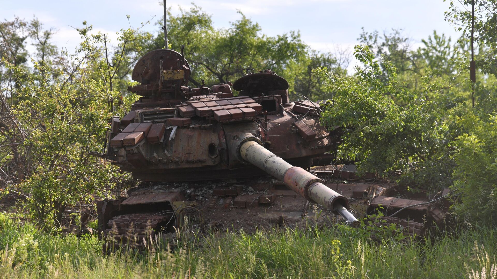 A destroyed tank of Ukraine's Armed Forces. - Sputnik भारत, 1920, 15.10.2023