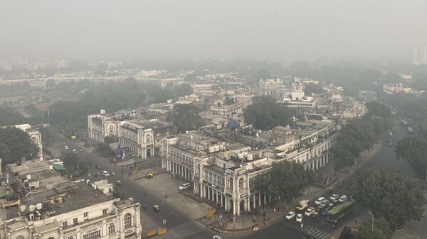 The city horizon is seen enveloped by smog and haze in New Delhi, India, Friday, Nov. 4, 2022. - Sputnik भारत