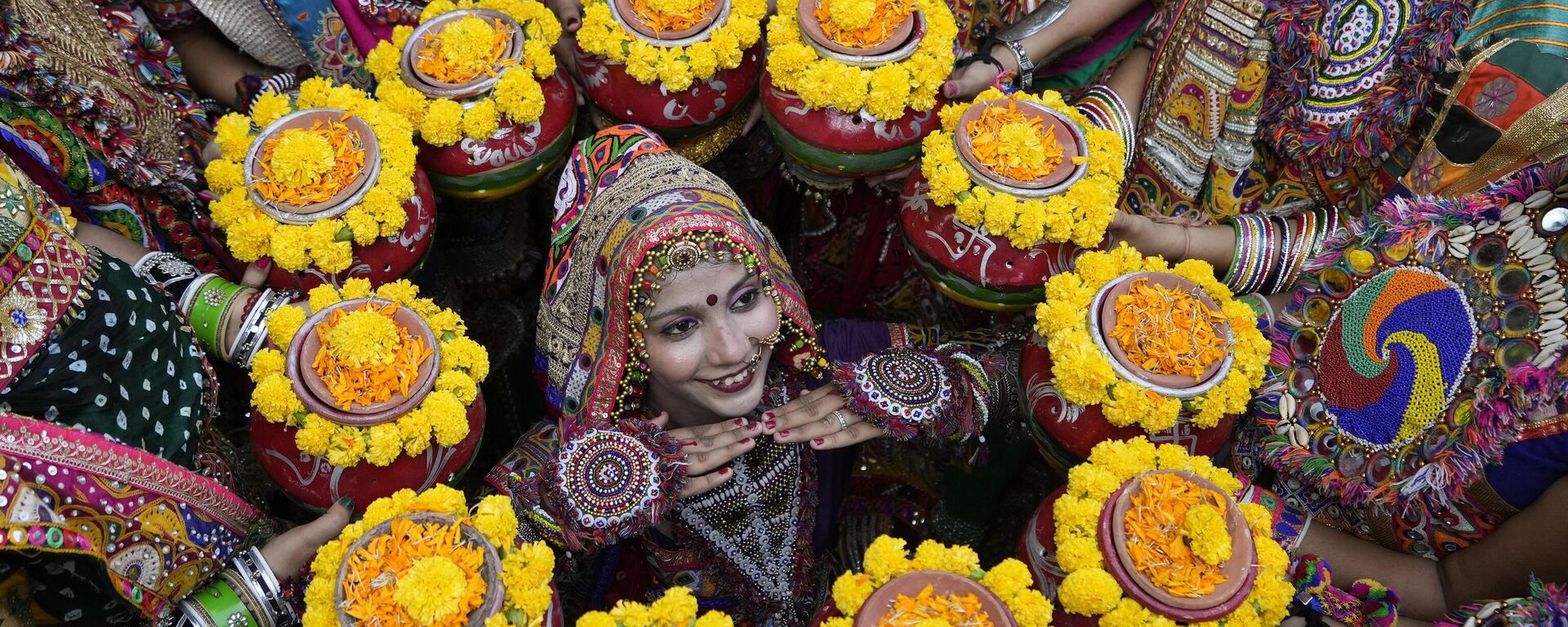 Indians in traditional attire pose for the media as they practice the Garba, a traditional dance of Gujarat state, ahead of Navratri festival in Ahmedabad, India, Monday, Oct. 9, 2023. - Sputnik India, 1920, 15.10.2023