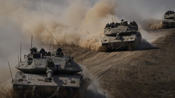 Israeli tanks head towards the Gaza Strip border in southern Israel - Sputnik India