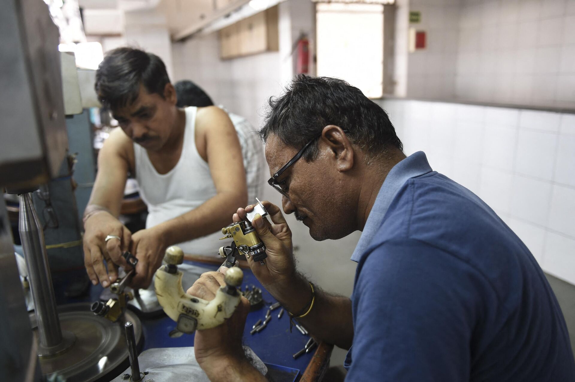 Indian workers examine diamond stones at a diamond cutting and polishing workshop in Ahmedabad on July 23, 2019. India is the world's largest cutting and polishing centre for diamonds.  - Sputnik India, 1920, 06.11.2023