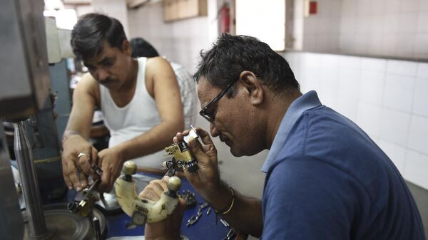 Indian workers examine diamond stones at a diamond cutting and polishing workshop in Ahmedabad on July 23, 2019. India is the world's largest cutting and polishing centre for diamonds.  - Sputnik India