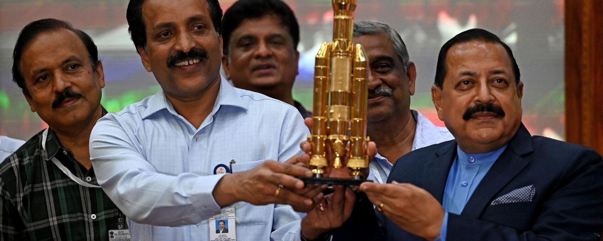 Indian Space Research Organisation (ISRO) chief S. Somanath (2L) and Minister of State for the Ministry of Science and Technology Jitendra Singh (R) hold a model of spacecraft Chandrayaan-3 during a press conference, after its launch from the Satish Dhawan Space Centre in Sriharikota, in India's southern state of Andhra Pradesh on July 14, 2023. - Sputnik India, 1920, 16.10.2023