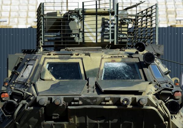 यूक्रेन के सशस्त्र बलों का एक बख्तरबंद कार्मिक वाहक BTR-4E लुगांस्क शहर के रिपब्लिकन स्टेशन परिसर में प्रदर्शनी के दौरान प्रदर्शित किया गया है। - Sputnik भारत