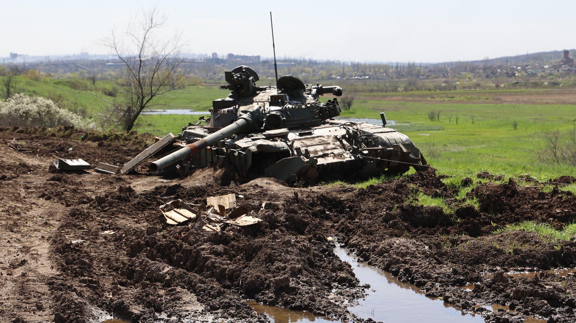 A destroyed tank of Ukraine's Armed Forces in April, 2023. - Sputnik भारत, 1920, 09.12.2023