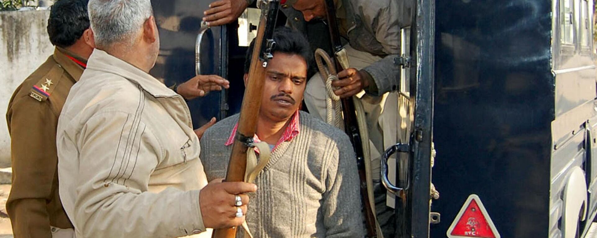 Surinder Koli, (2-R), joint accused in the in a case involving the gruesome deaths of 19 people is escorted to court in Ghaziabad on the outskirts of New Delhi on February 12, 2009. - Sputnik India, 1920, 16.10.2023