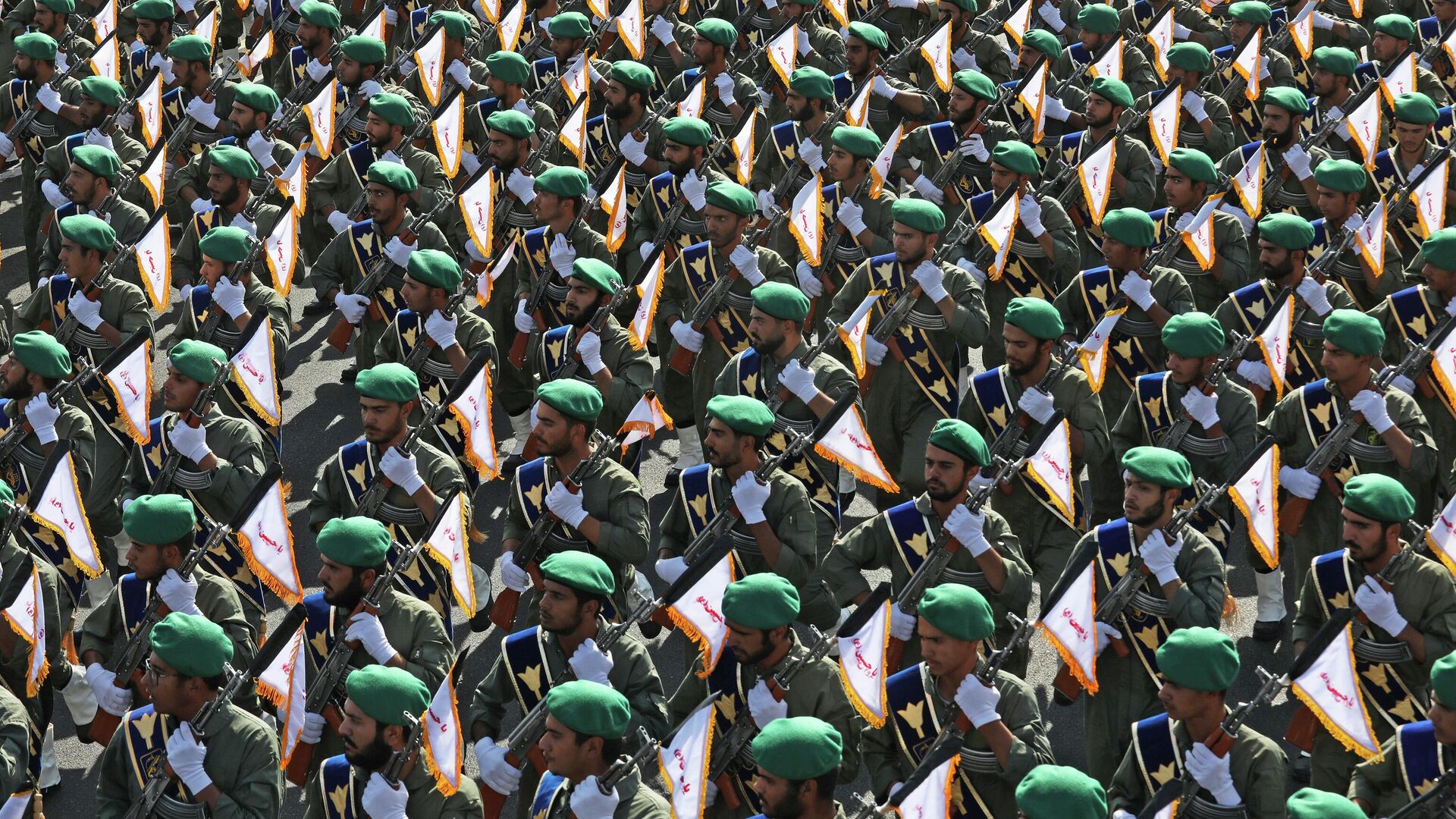 Iran's paramilitary Revolutionary Guard troops march during a military parade commemorating the anniversary of the start of the 1980-88 Iraq-Iran war, in front of the shrine of the late revolutionary founder Ayatollah Khomeini, just outside Tehran, Iran, Thursday, Sept. 22, 2022 - Sputnik भारत, 1920, 17.10.2023