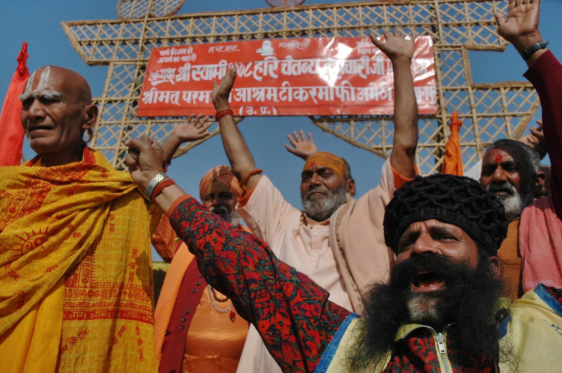 Sadhus or Hindu holy men protest against the blockade of flow of waters of the River Ganga at Tehri dam, in Allahabad, India, Sunday, Jan. 15, 2006.  - Sputnik India, 1920, 17.10.2023