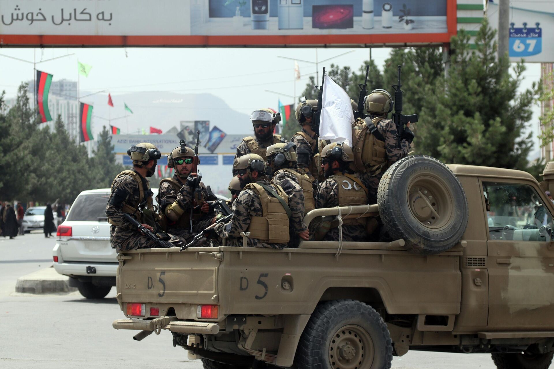 FILE - Taliban special force fighters arrive inside the Hamid Karzai International Airport after the U.S. military's withdrawal, in Kabul, Afghanistan, Aug. 31, 2021. A year after America's tumultuous and deadly withdrawal from Afghanistan, assessments of its impact are divided — and largely along partisan lines. - Sputnik भारत, 1920, 17.10.2023