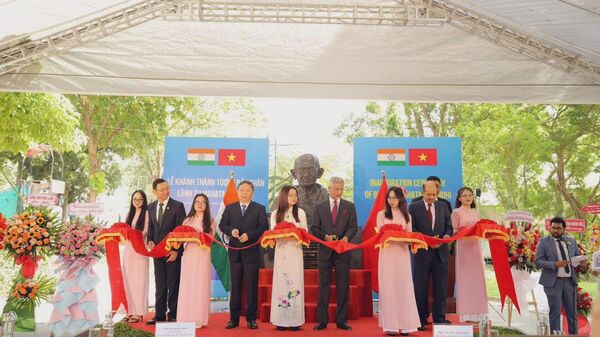 Indian Foreign Minister Jaishankar Unveils Mahatma Gandhi Bust in Vietnam. - Sputnik India