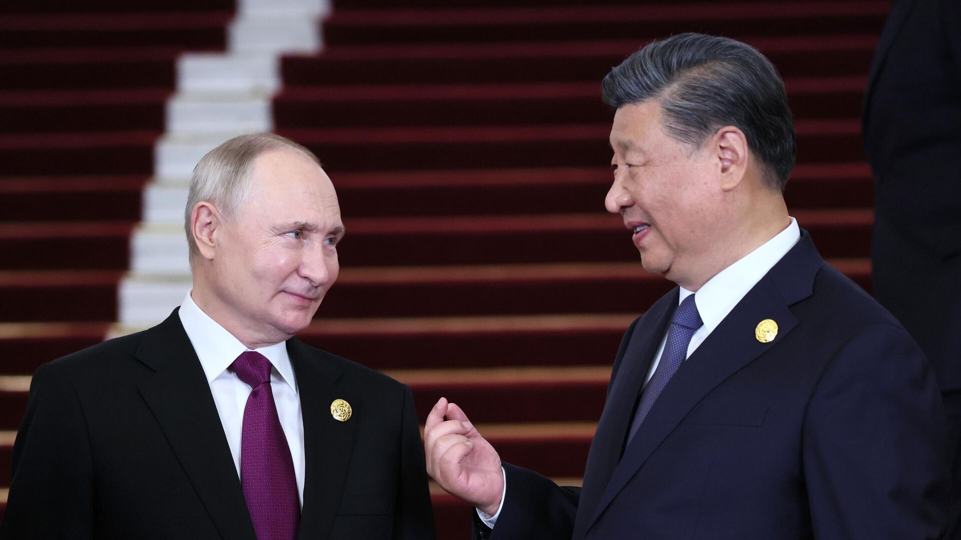Russian President Vladimir Putin listens to Chinese President Xi Jinping during a welcoming ceremony for heads of delegations participating in the 3rd Belt and Road Forum for International Cooperation, at the Great Hall of the People in Beijing, China. - Sputnik भारत, 1920, 18.10.2023