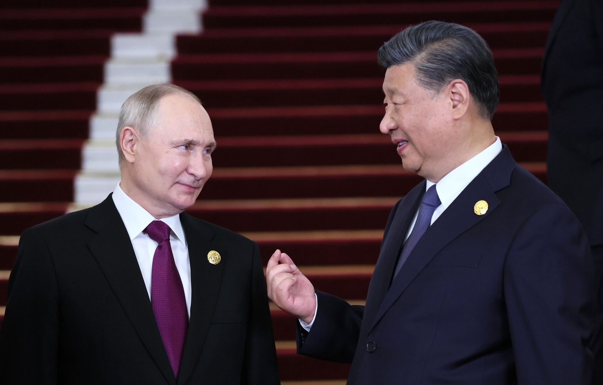Russian President Vladimir Putin listens to Chinese President Xi Jinping during a welcoming ceremony for heads of delegations participating in the 3rd Belt and Road Forum for International Cooperation, at the Great Hall of the People in Beijing, China. - Sputnik भारत, 1920, 18.10.2023
