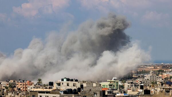Smoke billows after an Israeli air strike in Rafah in the southern Gaza Strip on October 16, 2023. - Sputnik भारत