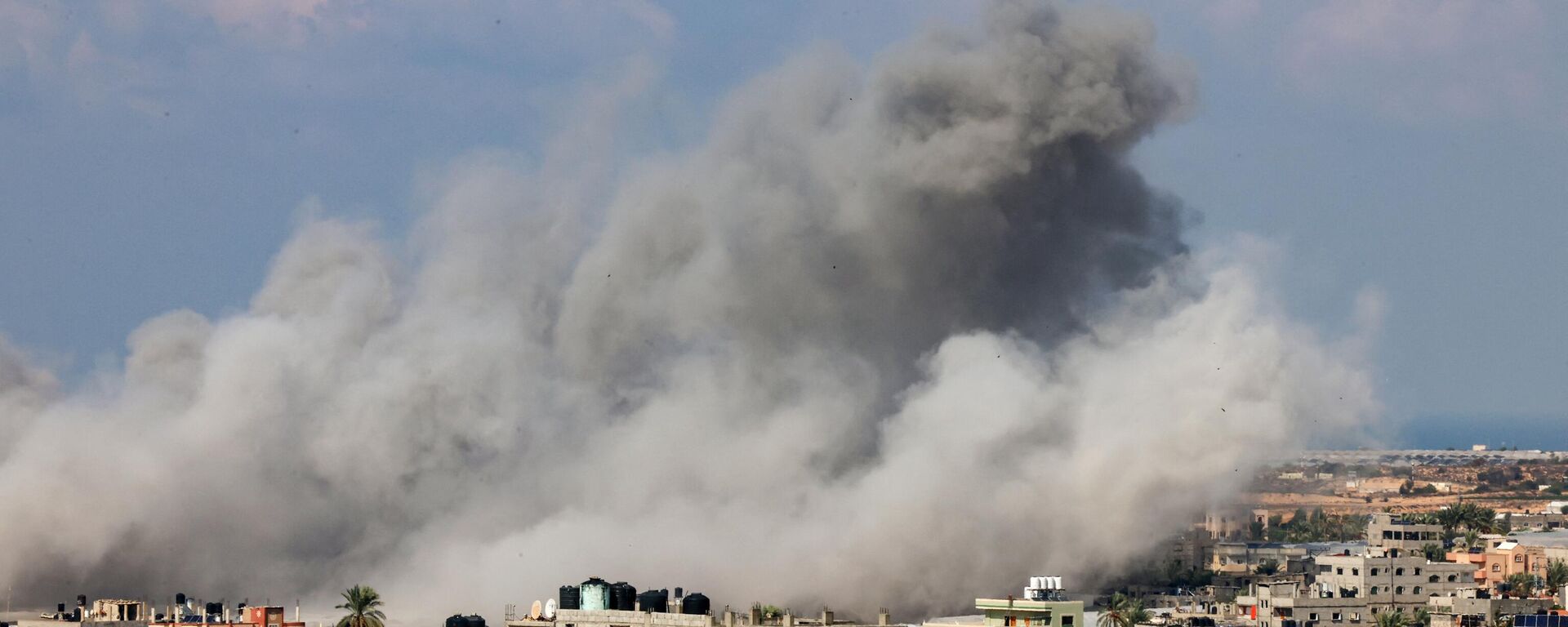 Smoke billows after an Israeli air strike in Rafah in the southern Gaza Strip on October 16, 2023. - Sputnik भारत, 1920, 19.10.2023