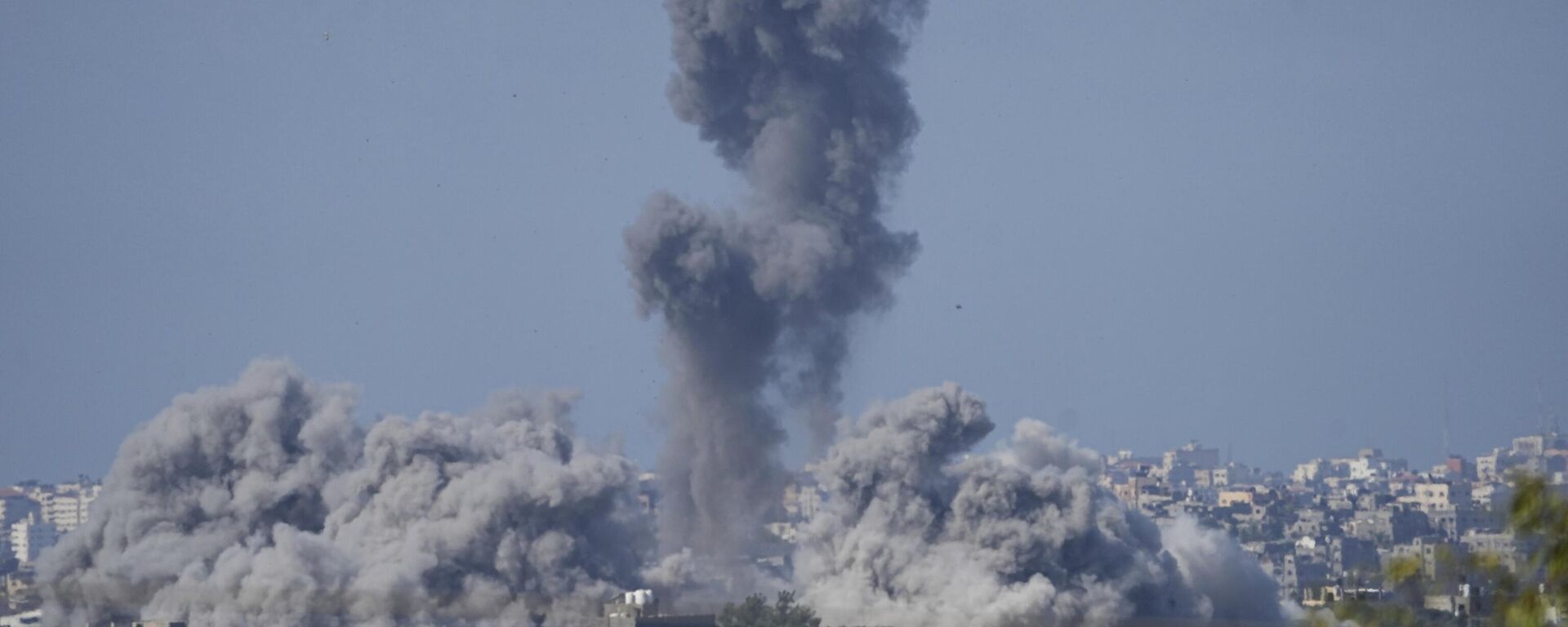 Поднимающийся дым после израильского авиаудара по сектору Газа, наблюдаемый с юга Израиля - Sputnik India, 1920, 19.10.2023
