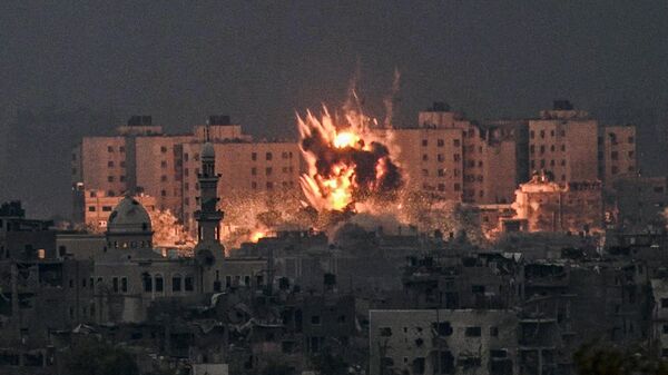 Взрыв во время израильской бомбардировки на севере сектора Газа - Sputnik भारत
