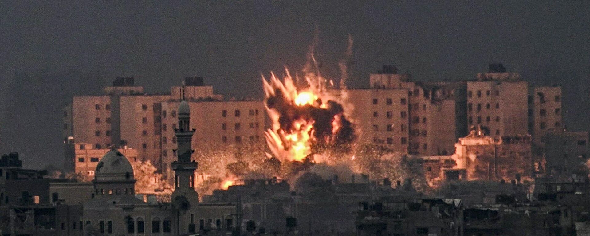 Взрыв во время израильской бомбардировки на севере сектора Газа - Sputnik India, 1920, 19.10.2023