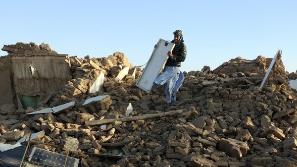 Мужчина разбирает завалы после землетрясения в районе Зенда Джан в провинции Герат на западе Афганистана - Sputnik भारत
