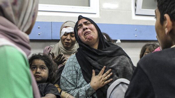 Wounded Palestinians Ahli Arab hospital at the al-Shifa hospital, following Israeli airstrikes, in Gaza City, central Gaza Strip, Tuesday, Oct. 17, 2023 - Sputnik भारत
