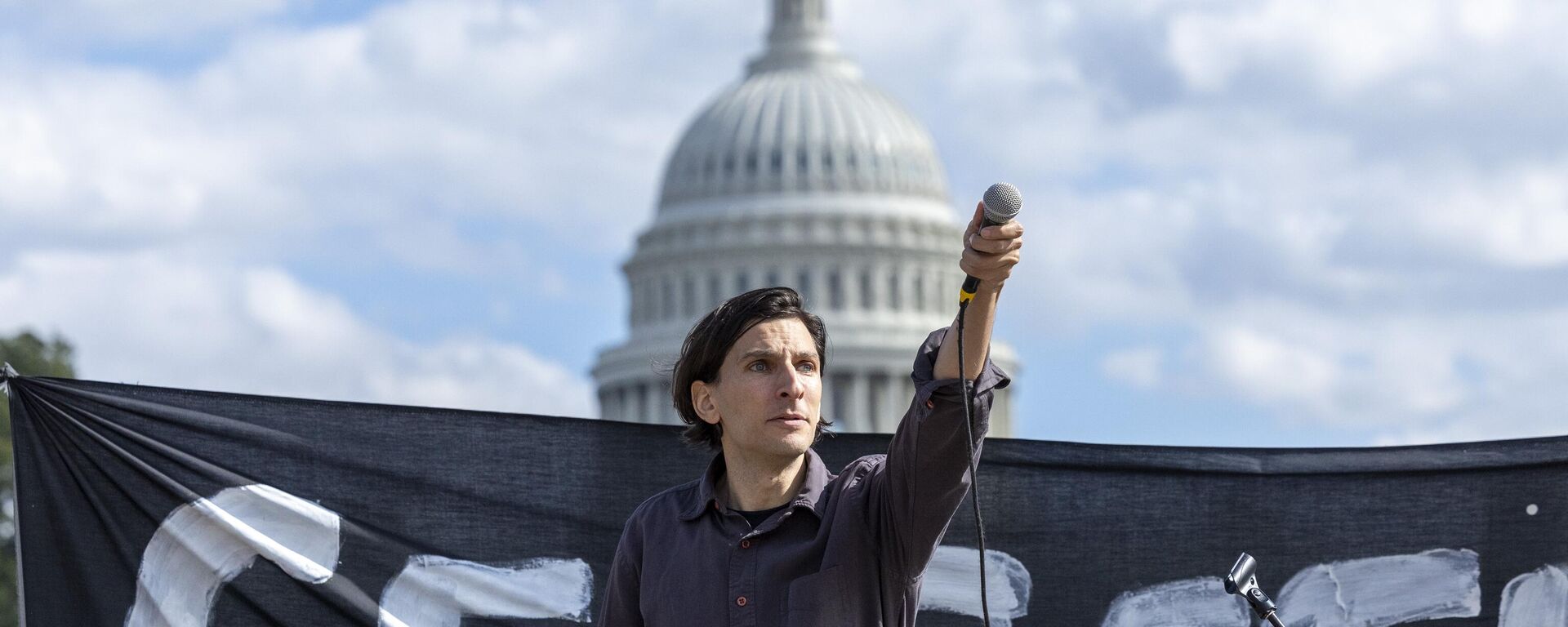 Performer Morgan Bassichis holds up the microphone during a demonstration calling for a ceasefire in Gaza near the Capitol in Washington on Wednesday, Oct. 18, 2023 - Sputnik India, 1920, 19.10.2023