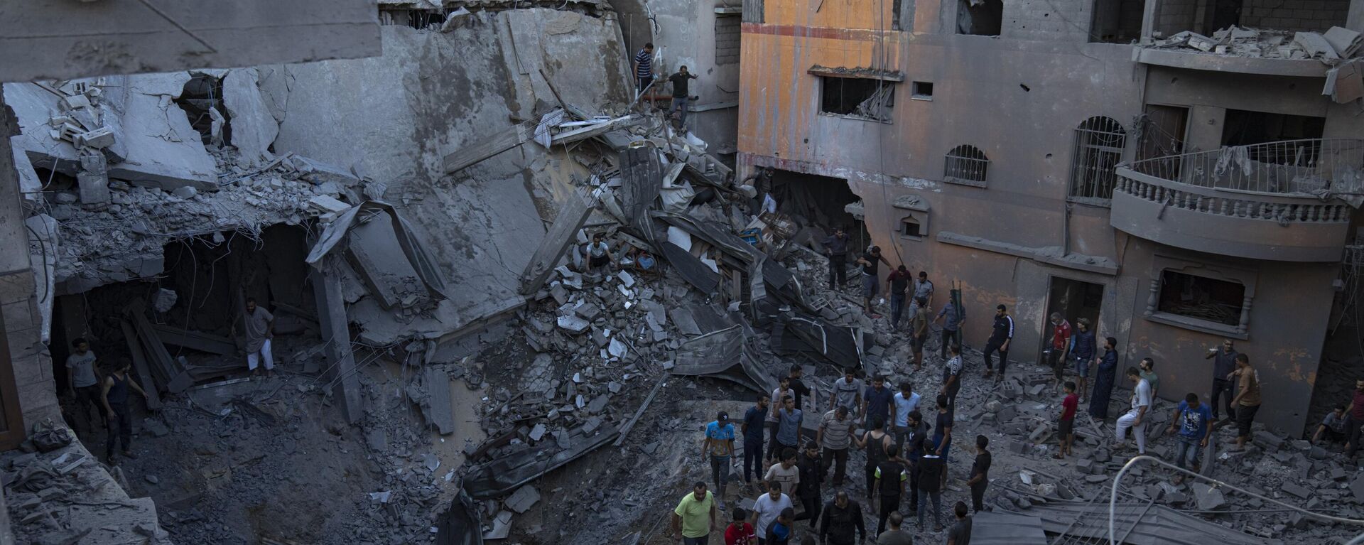 Palestinians search for survivors from a building destroyed in Israeli bombardment in Khan Younis, Gaza Strip, Thursday, Oct. 19, 2023 - Sputnik India, 1920, 20.10.2023