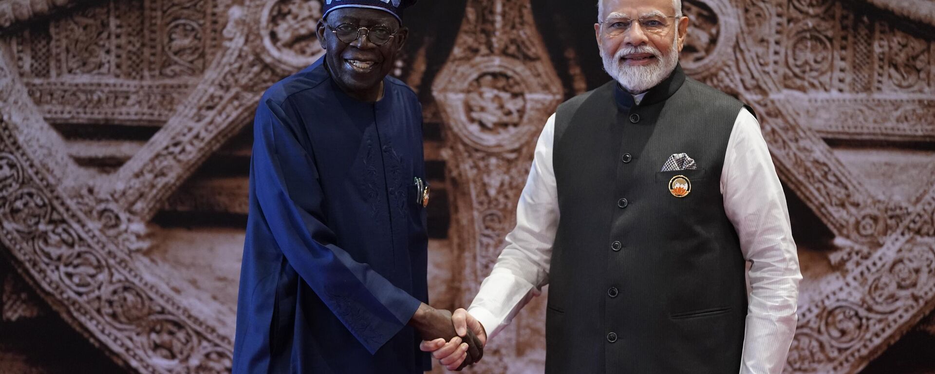 Indian Prime Minister Narendra Modi shakes hand with Nigeria President Bola Ahmed Tinubu  - Sputnik India, 1920, 19.10.2023