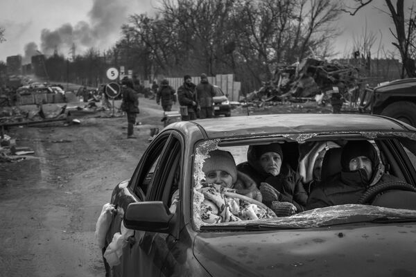 &quot;Blaze&quot;, Grand Prix, Alexei Orlov (Russia). Top News, series.Residents of Mariupol leave the burning city, taking advantage of the Green Corridor.  These photos were taken from 12 to 20 March 2022, when the photographer visited the special military operation zone. - Sputnik India