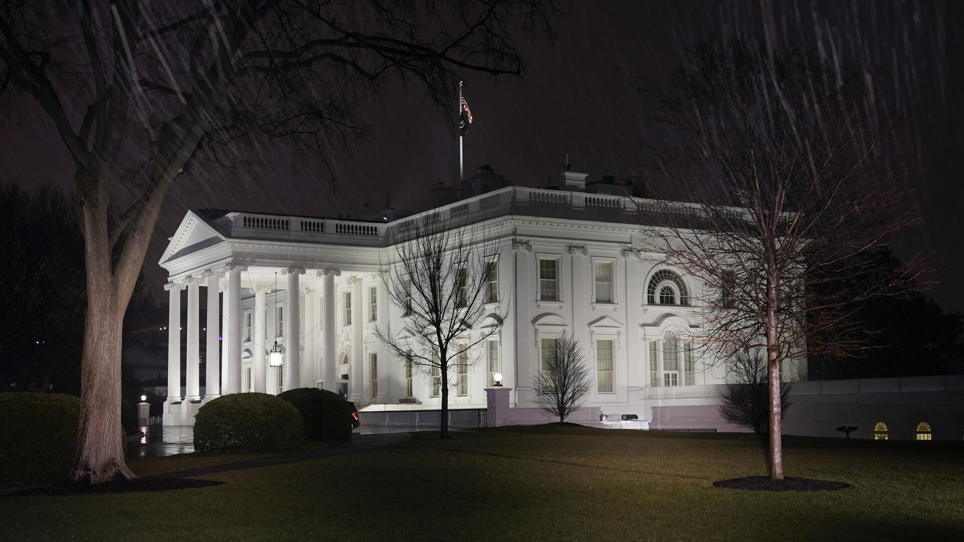 In this photo made with a slow shutter speed, light rain falls outside the White House, Friday, Jan. 28, 2022, in Washington. - Sputnik भारत, 1920, 04.12.2023