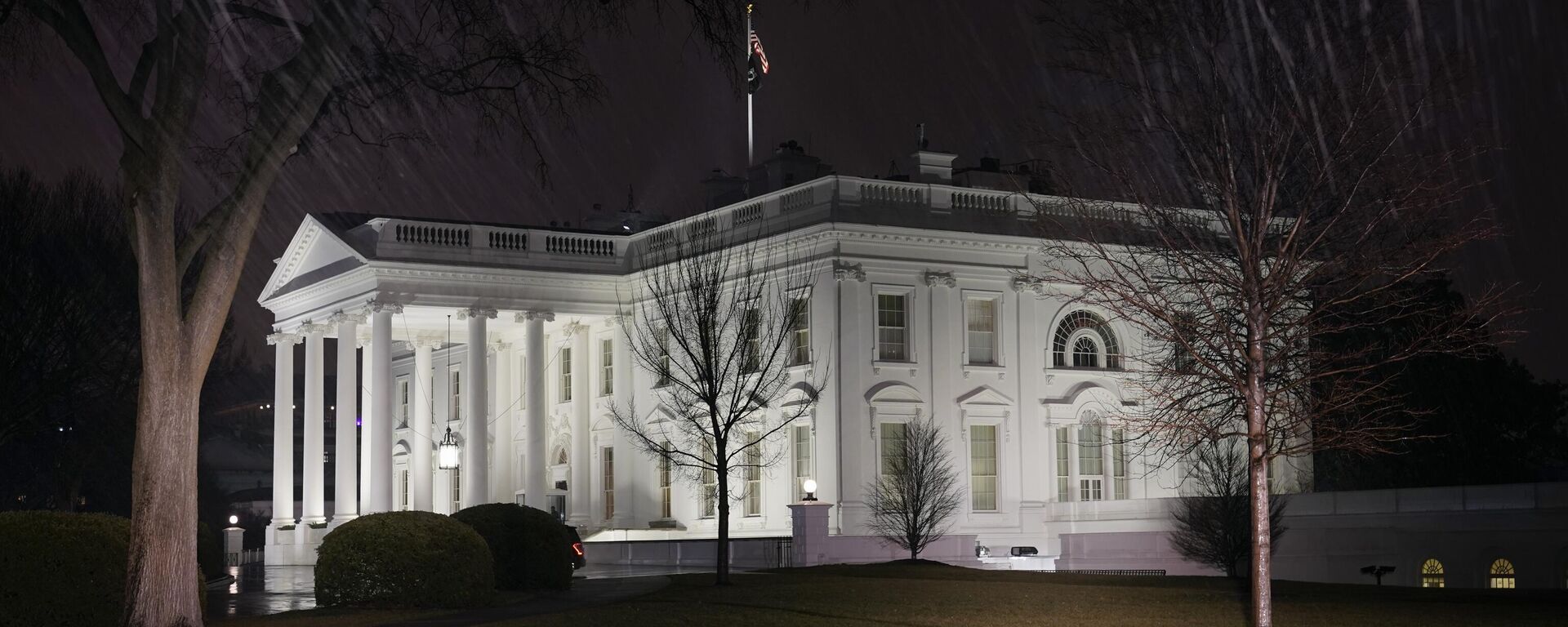In this photo made with a slow shutter speed, light rain falls outside the White House, Friday, Jan. 28, 2022, in Washington. - Sputnik भारत, 1920, 04.12.2023