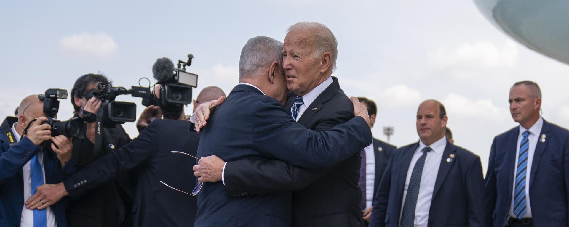 President Joe Biden is greeted by Israeli Prime Minister Benjamin Netanyahu after arriving at Ben Gurion International Airport - Sputnik भारत, 1920, 08.01.2024