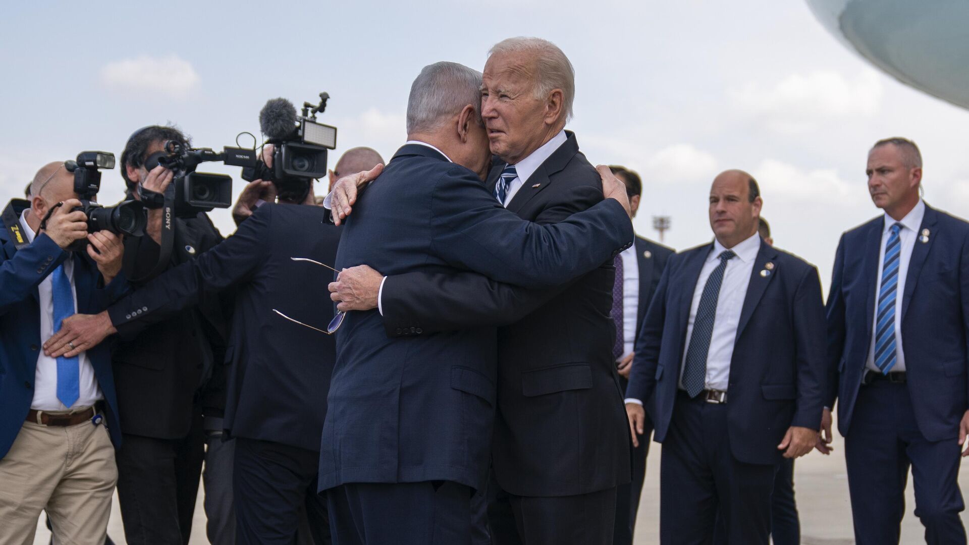 President Joe Biden is greeted by Israeli Prime Minister Benjamin Netanyahu after arriving at Ben Gurion International Airport - Sputnik भारत, 1920, 20.10.2023
