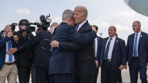 President Joe Biden is greeted by Israeli Prime Minister Benjamin Netanyahu after arriving at Ben Gurion International Airport - Sputnik भारत