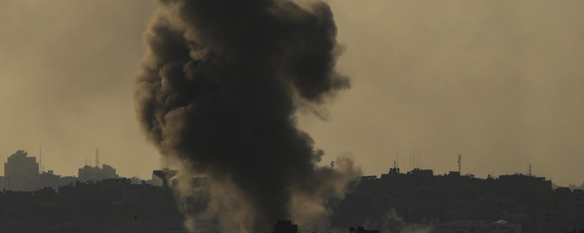 Smoke rises following an Israeli airstrike in the Gaza Strip, as seen from southern Israel, Wednesday, Oct. 18, 2023.  - Sputnik India, 1920, 20.10.2023