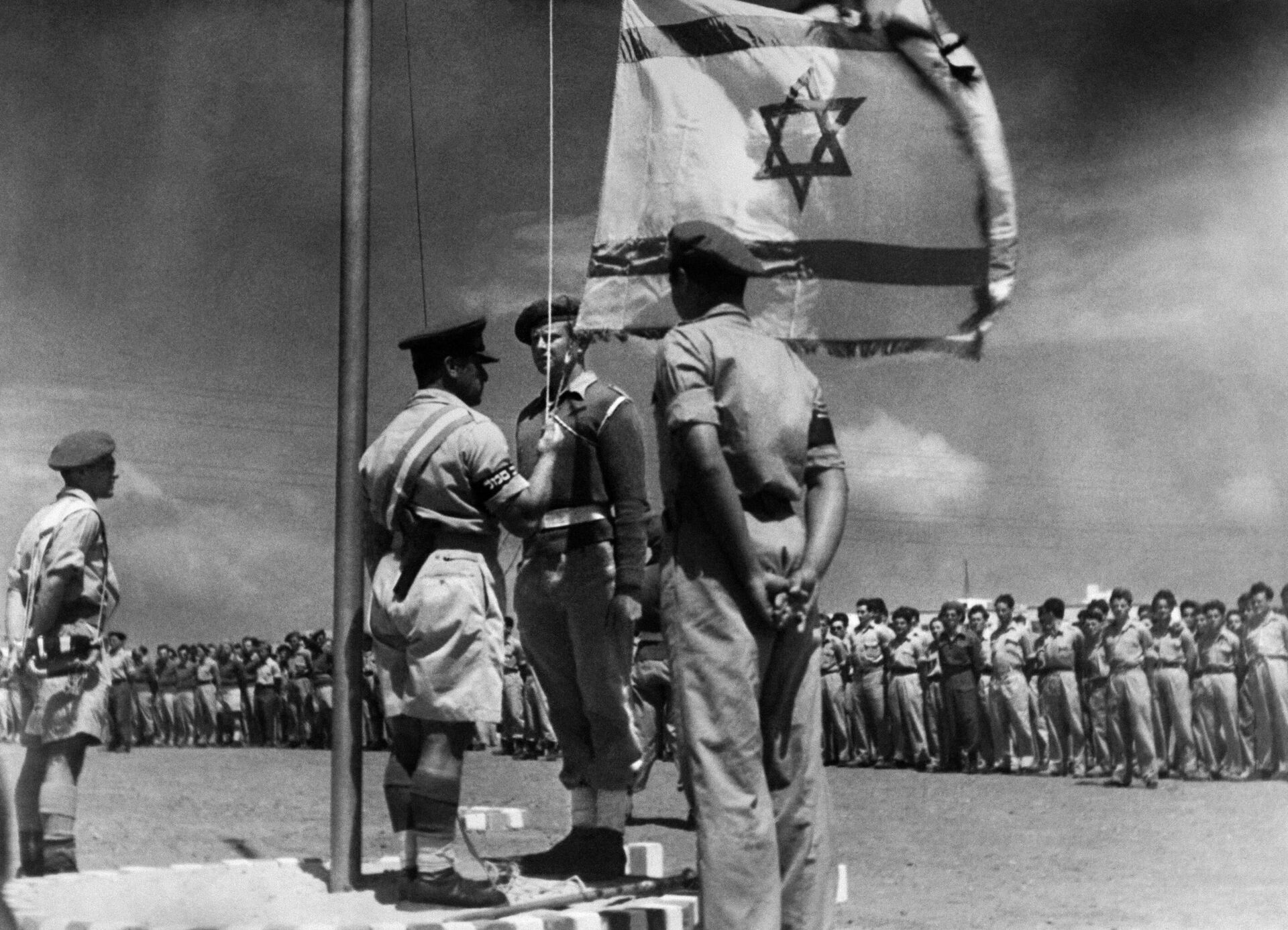 Водружение национального флага после создания государства Израиль  - Sputnik India, 1920, 27.10.2023