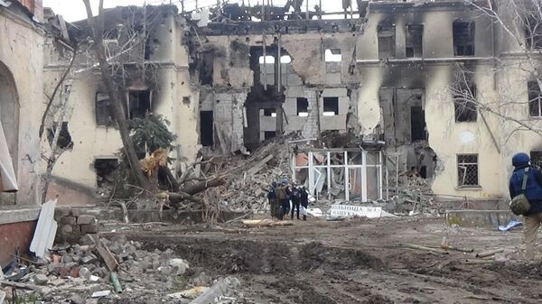 Building suffering heavy damage after block-by-block, house-to-house fighting in Mariupol, DPR. March 2022. - Sputnik भारत