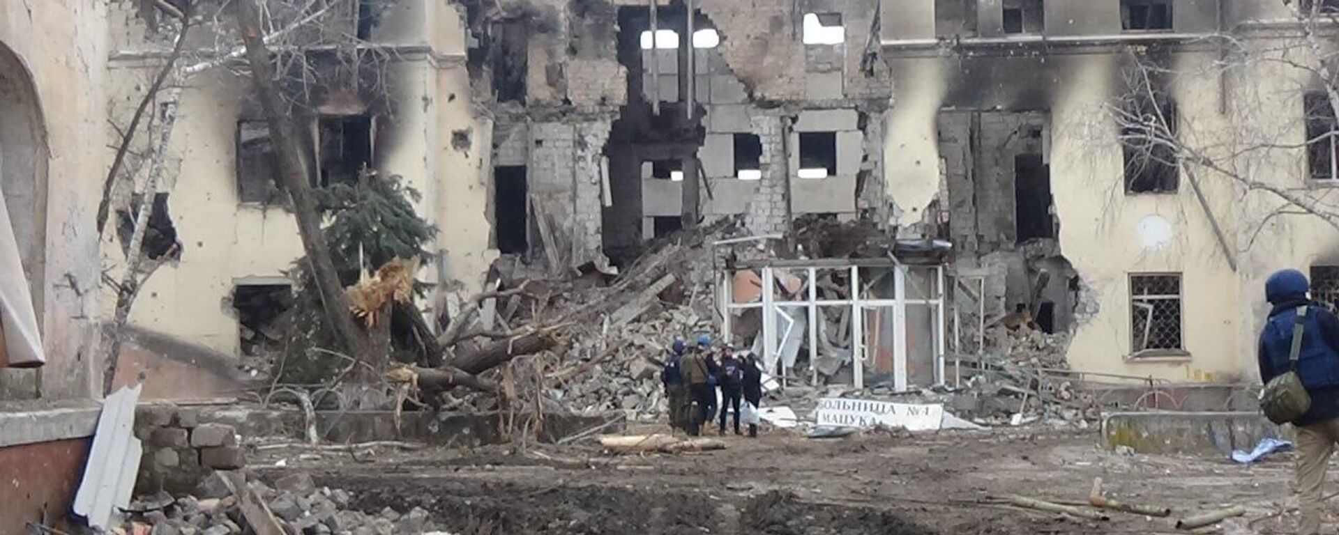Building suffering heavy damage after block-by-block, house-to-house fighting in Mariupol, DPR. March 2022. - Sputnik भारत, 1920, 12.02.2024