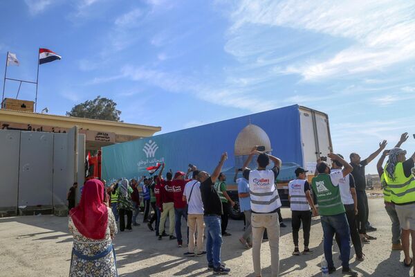 गाजा पट्टी के लिए मानवीय सहायता ले जाने वाला मिस्र के राष्ट्रीय गठबंधन का एक ट्रक, शनिवार, 21 अक्टूबर, 2023 को राफा, मिस्र में राफा सीमा द्वार को पार करता है। (AP Photo/Mohammed Asad) - Sputnik भारत