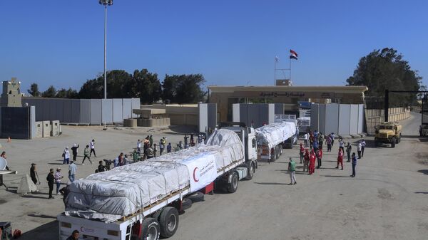 Грузовики с гуманитарной помощью для сектора Газа пересекают КПП Рафах  - Sputnik India